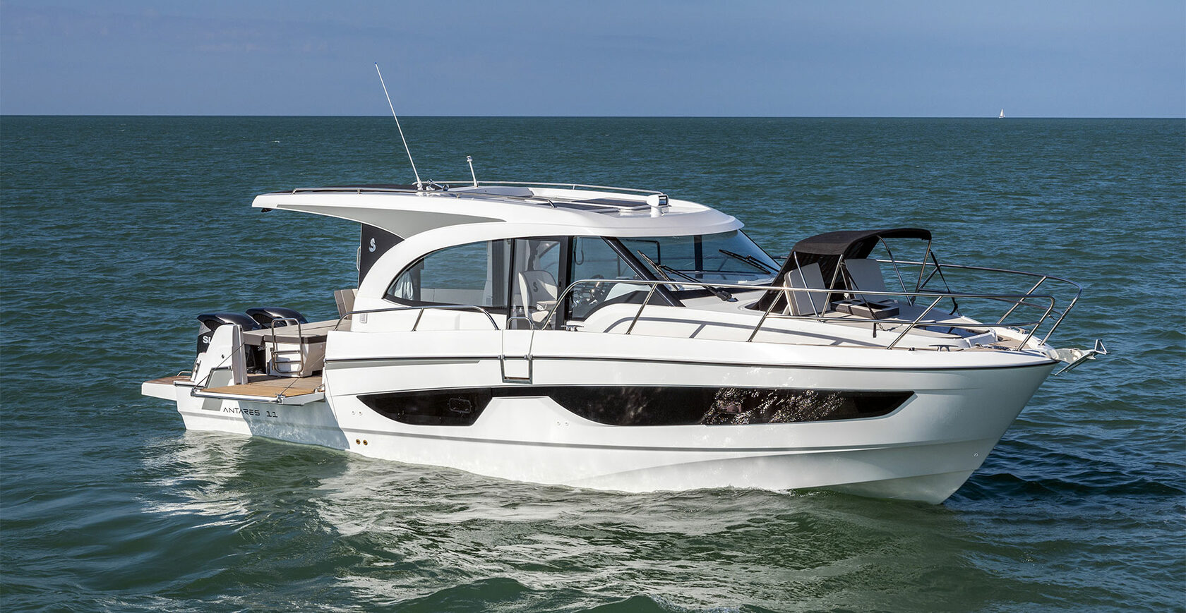 Antares w380. Beneteau antares. 80 технические характеристики. Катера круизные с кабиной. Катер beneteau.