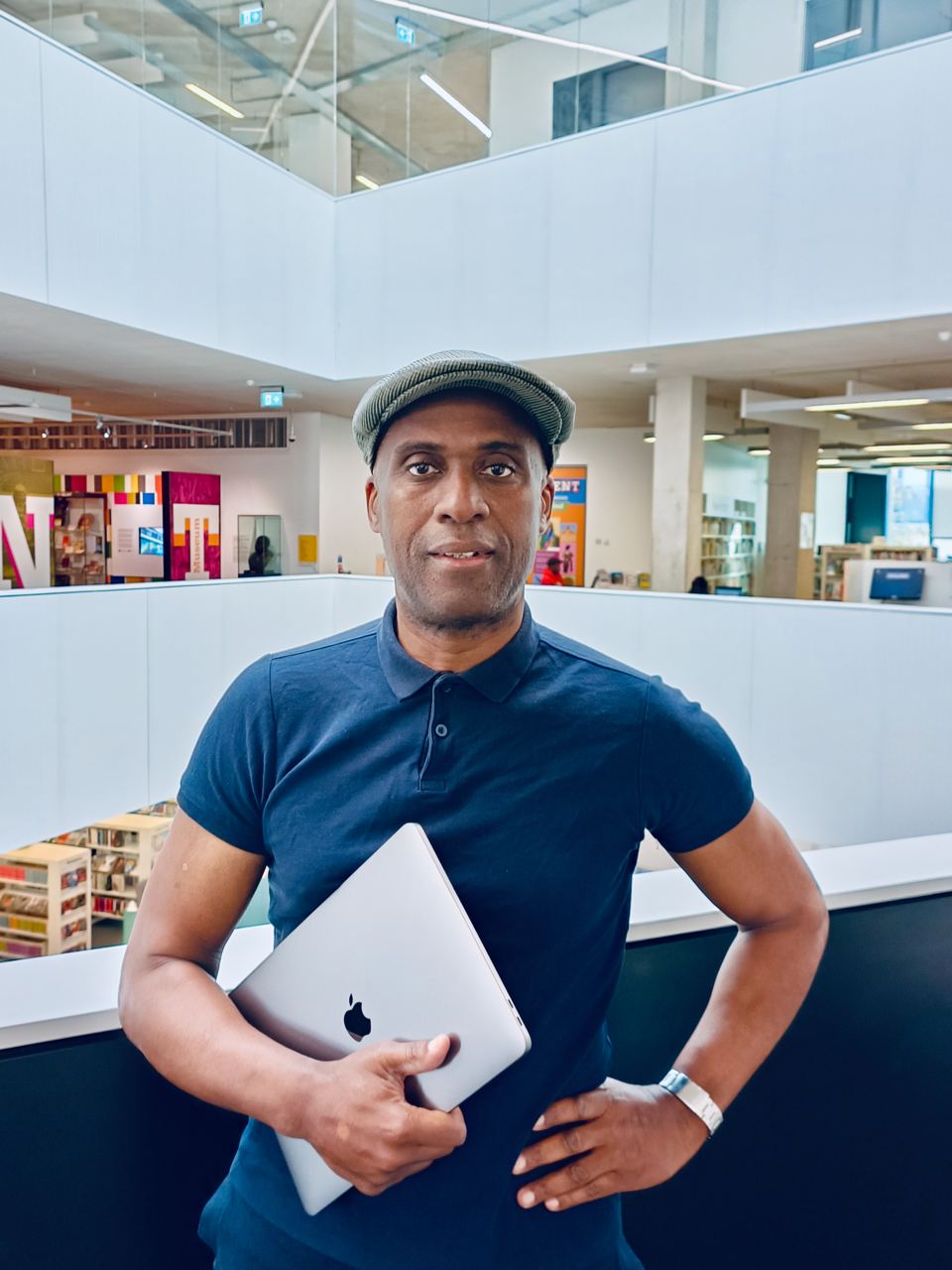 Практика с носителем каждую неделю позволяет быть в курсе международных событий, нативно усваивать новую лексику и грамматические структуры