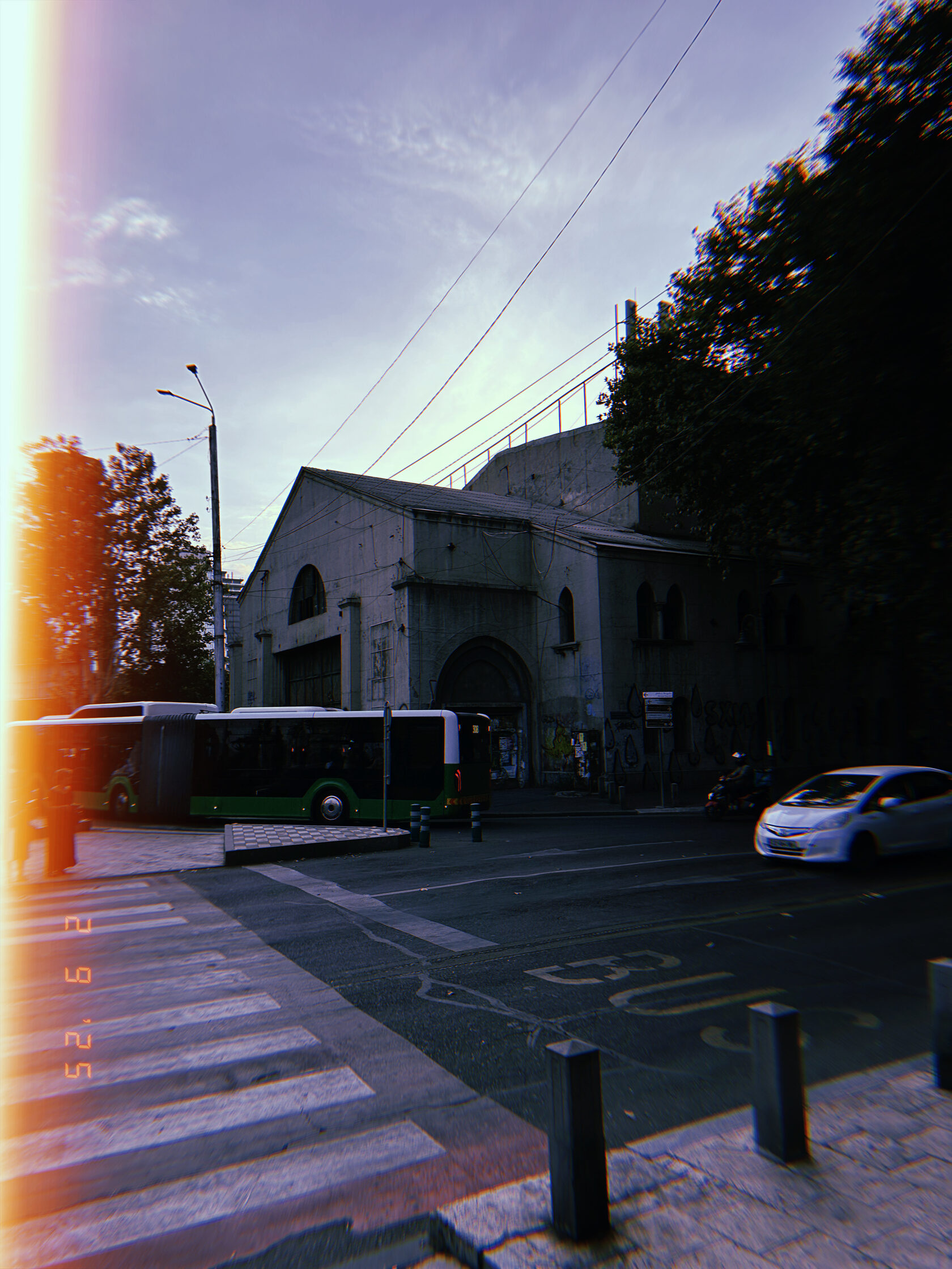 Вечерний перекрёсток у подножия тбилисского холма