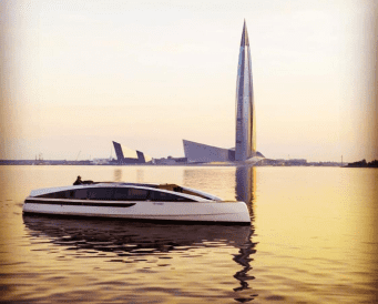 лодка на реке Неве на фоне заката и башни Газпром