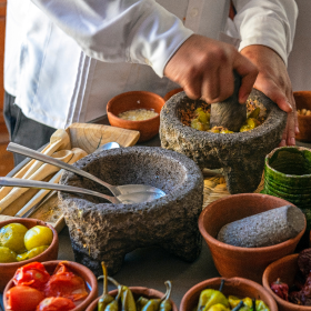 persona cocinando comida oaxaqueña en molcajete