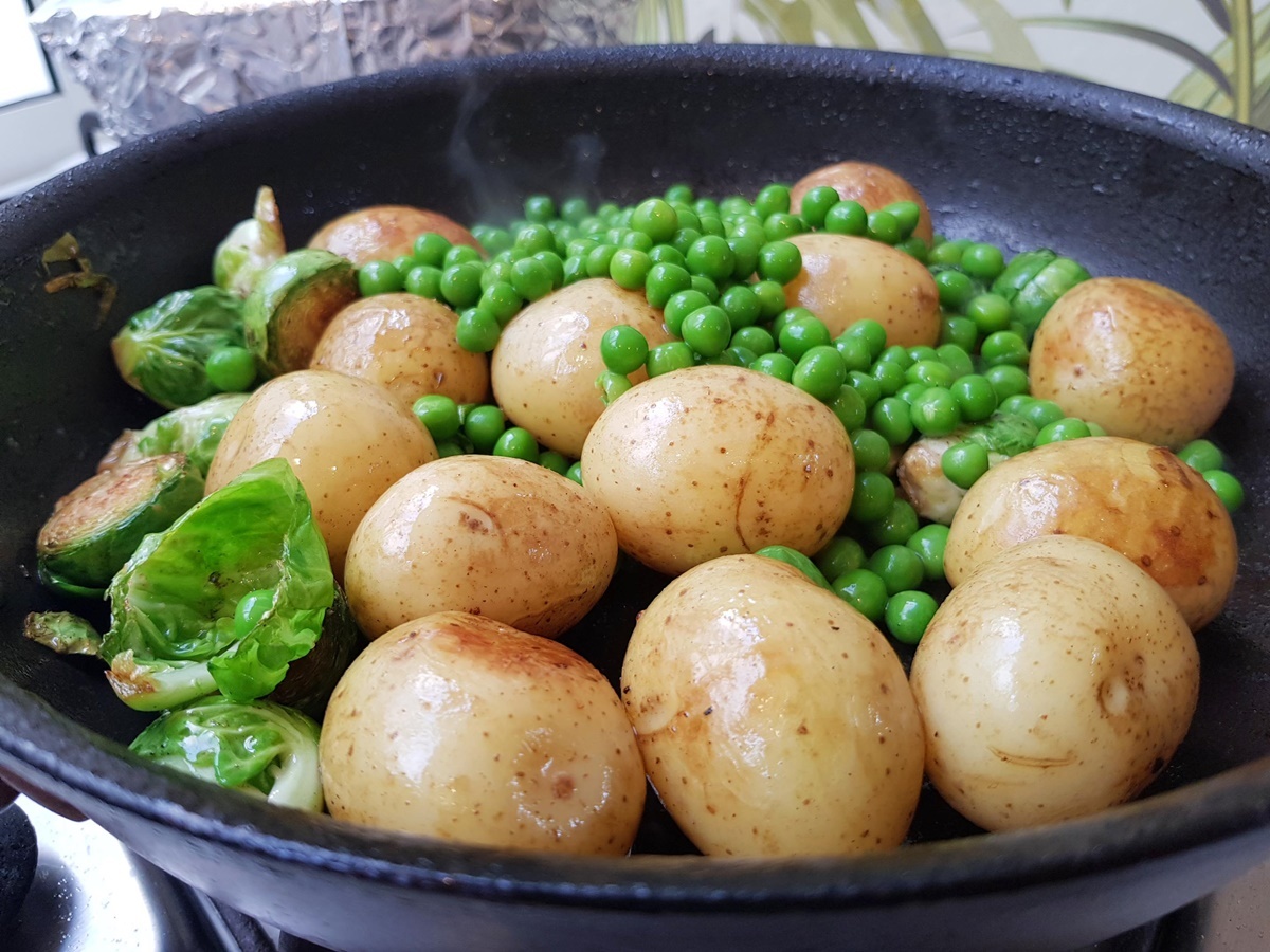 Картошка с гусиной грудкой и горошком в соусе песто