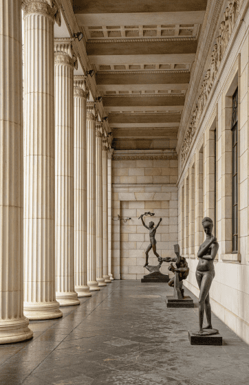 Скульптуры у главного входа в Пушкинский музей в Москве