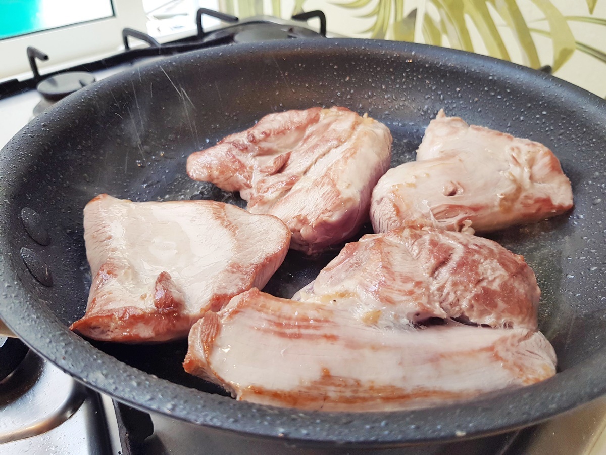 Мясо индейки в духовке. С томатами, цветной капустой и луком