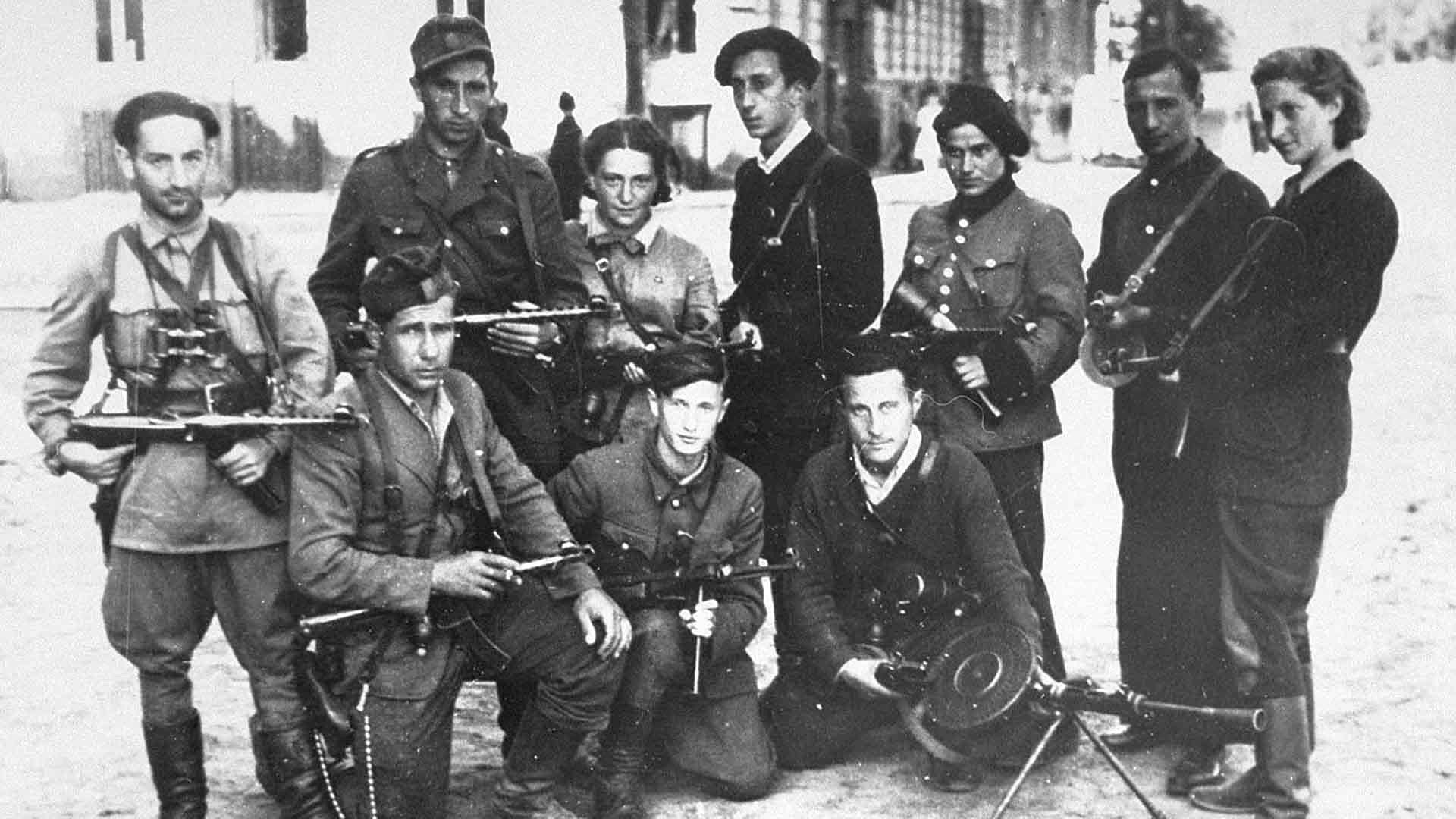 Абба Ковнер (в центре) и его товарищи в освобождённом Вильнюсе. Июль 1944 года / АЯВ