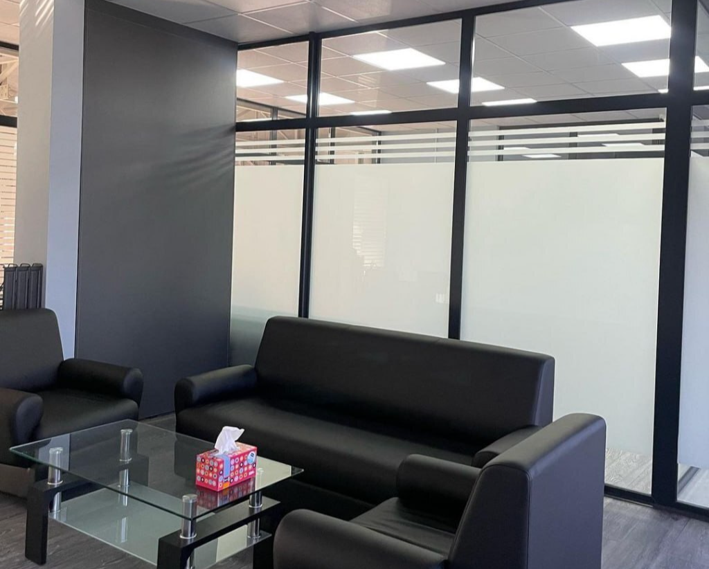 Матова плівка на склі для приватності без штор і жалюзі