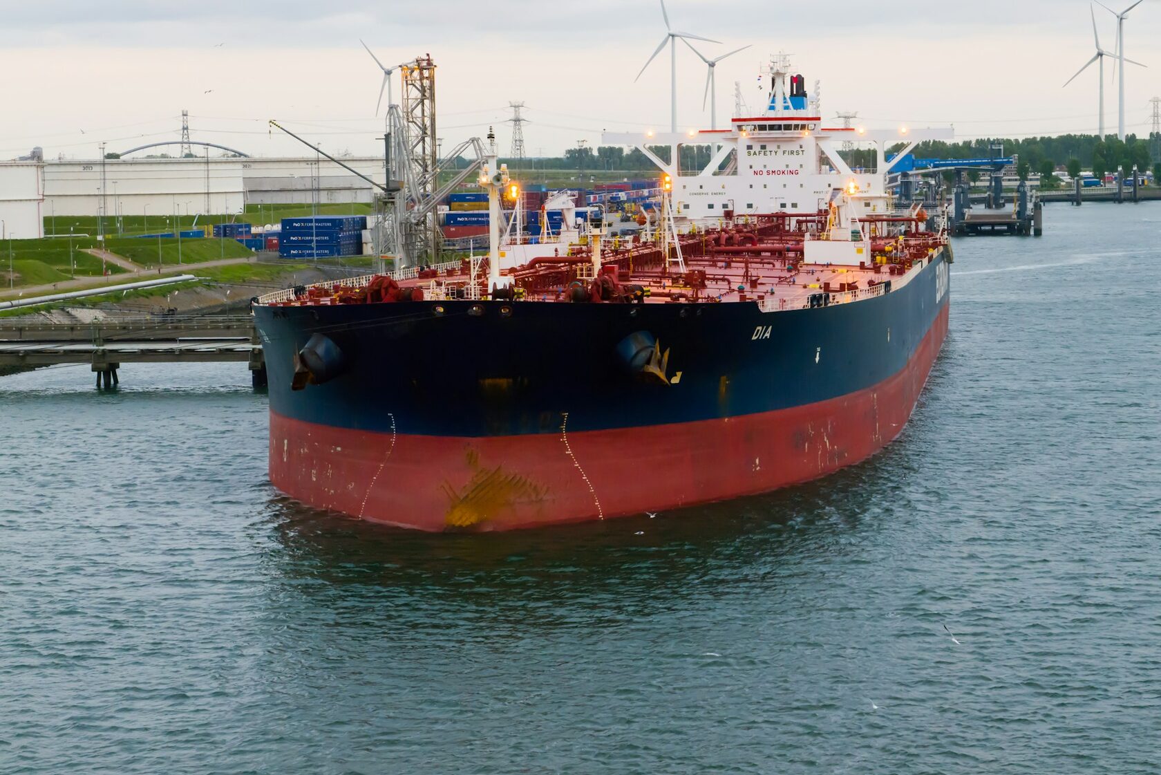 Bunker fuel operation at port