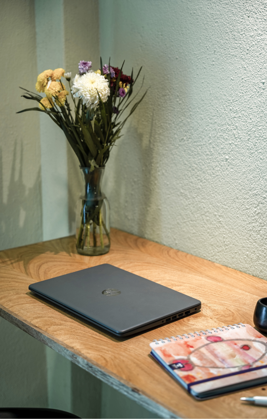 Ramo de flores en escritorio - Hotel Bindani