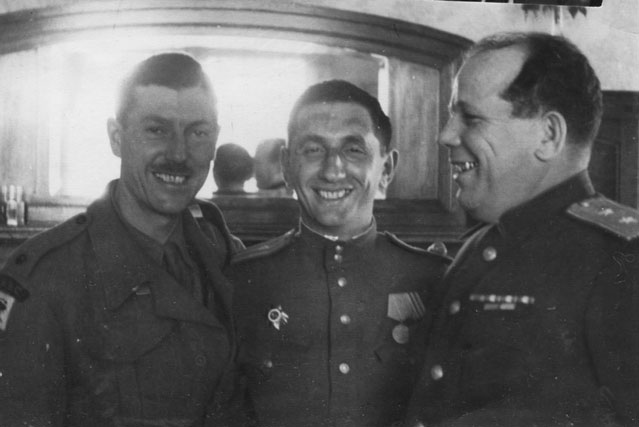 Вечер встречи с британскими и американскими военнослужащими. В центре — Михаил Златогоров (Гольдберг). Пархим, Германия. Май 1945 года