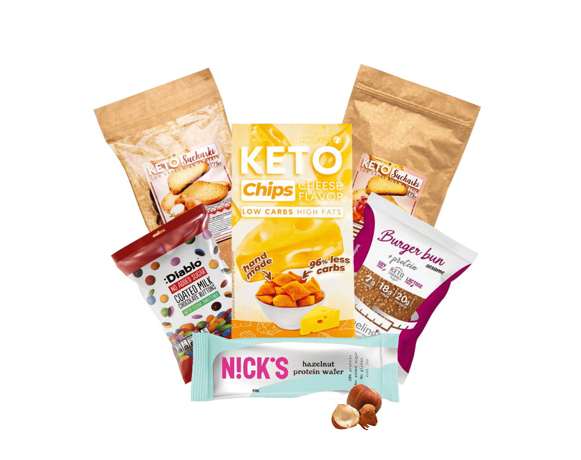 O selecție de alimente keto: chipsuri cu aromă de brânză, crutoane cu conținut scăzut de carbohidrați, chifle proteice cu susan, drajeuri de ciocolată fără zahăr, vafe cu alune și alte gustări gustoase pentru dieta keto.