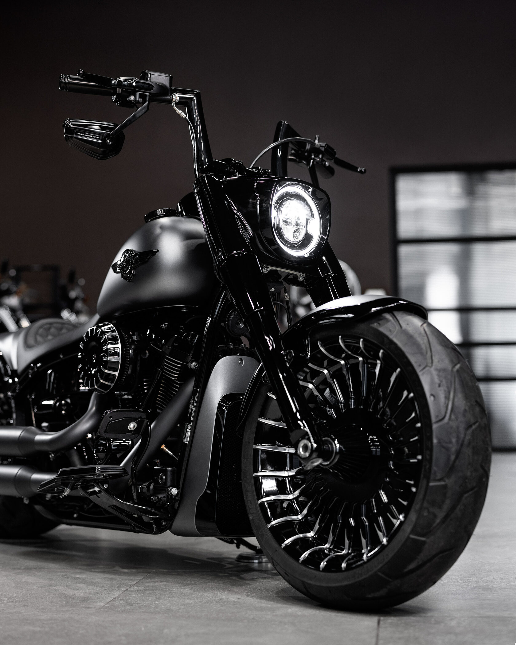 Harley-Davidson Australia ブラックロンT フェード FATBOX by BOX39 — Custom Wide-Tire Motorcycle from Dubai