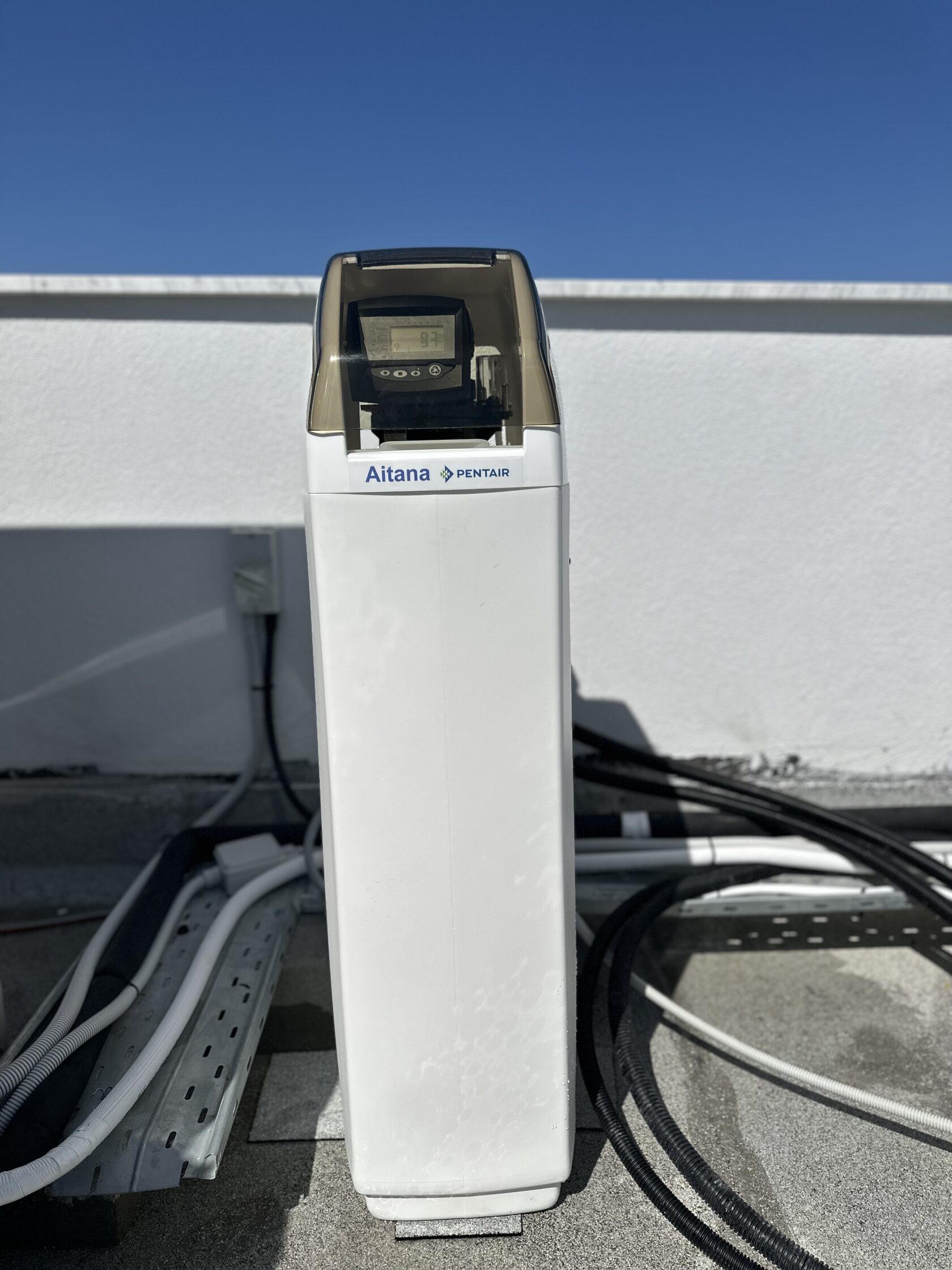 На картинке изображено реализованный проект монтажа умягчителя воды для дома: система подключена к магистрали после бака, установлены сервисные клапаны, bypass-линия и выполнено аккуратное подключение к системе водоснабжения.