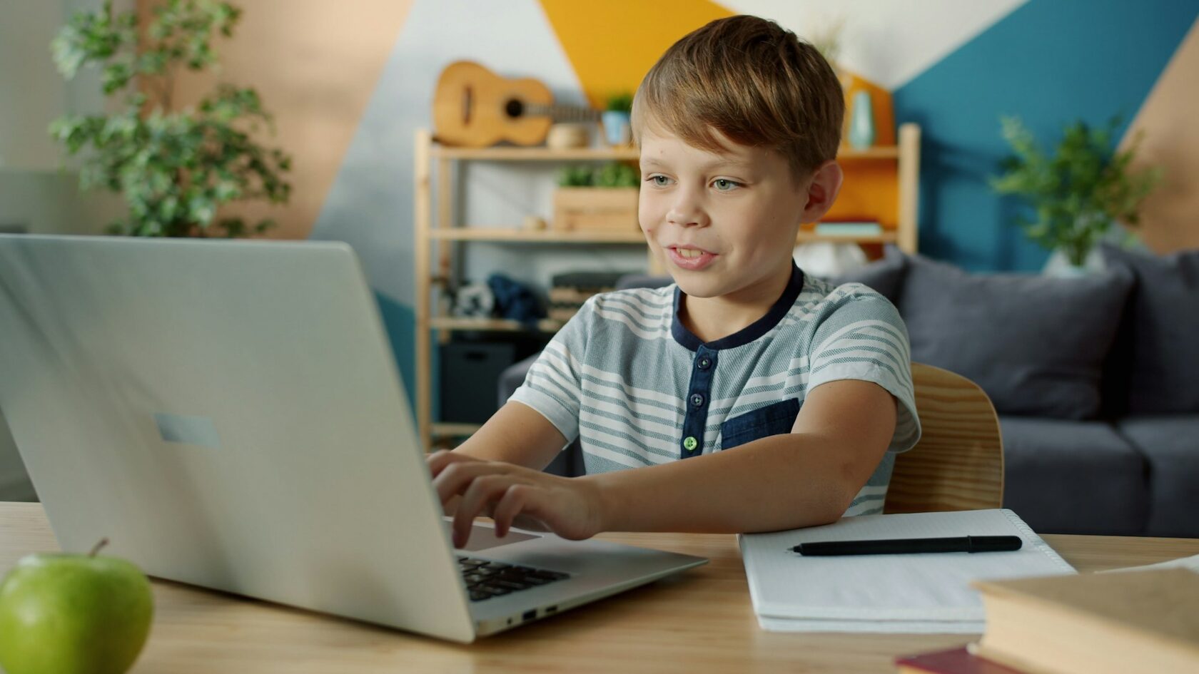 Niño sonriendo en clase online desde casa