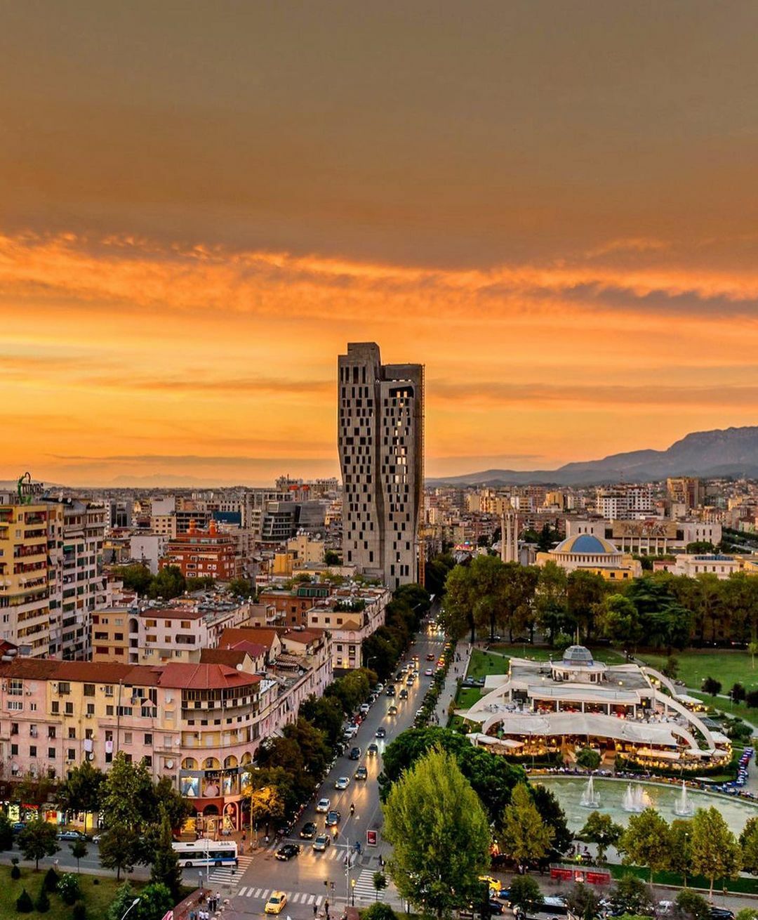 Столица албании тирана. Tirana город. Столица албании. Тирана албания. Албания центр города.