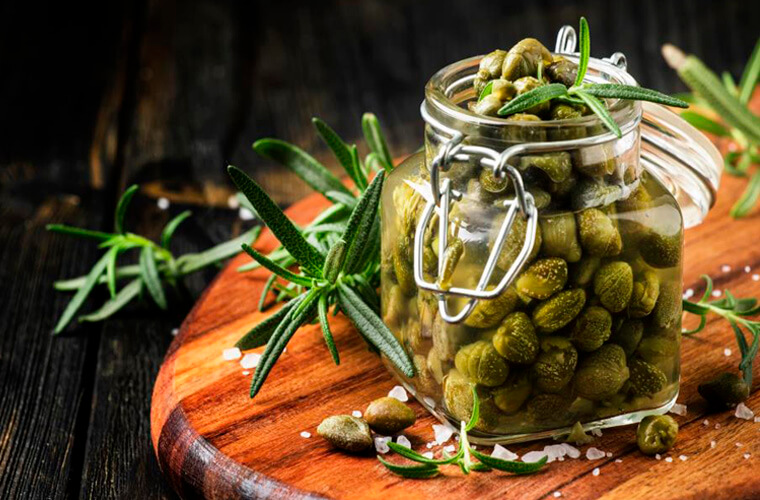 Каперсы: что это такое, с чем их едят, вкус, рецепты, польза
