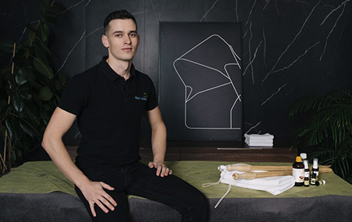 Массажист Иван Зань в массажном кабинете