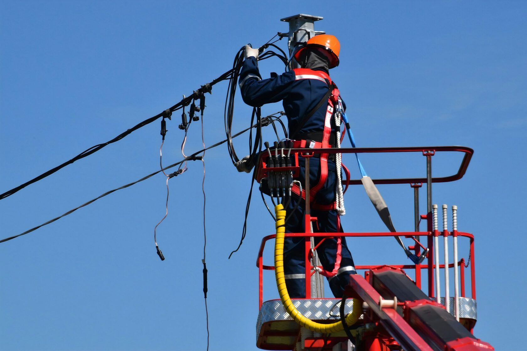 Electrician cu echipament profesional la înălțime