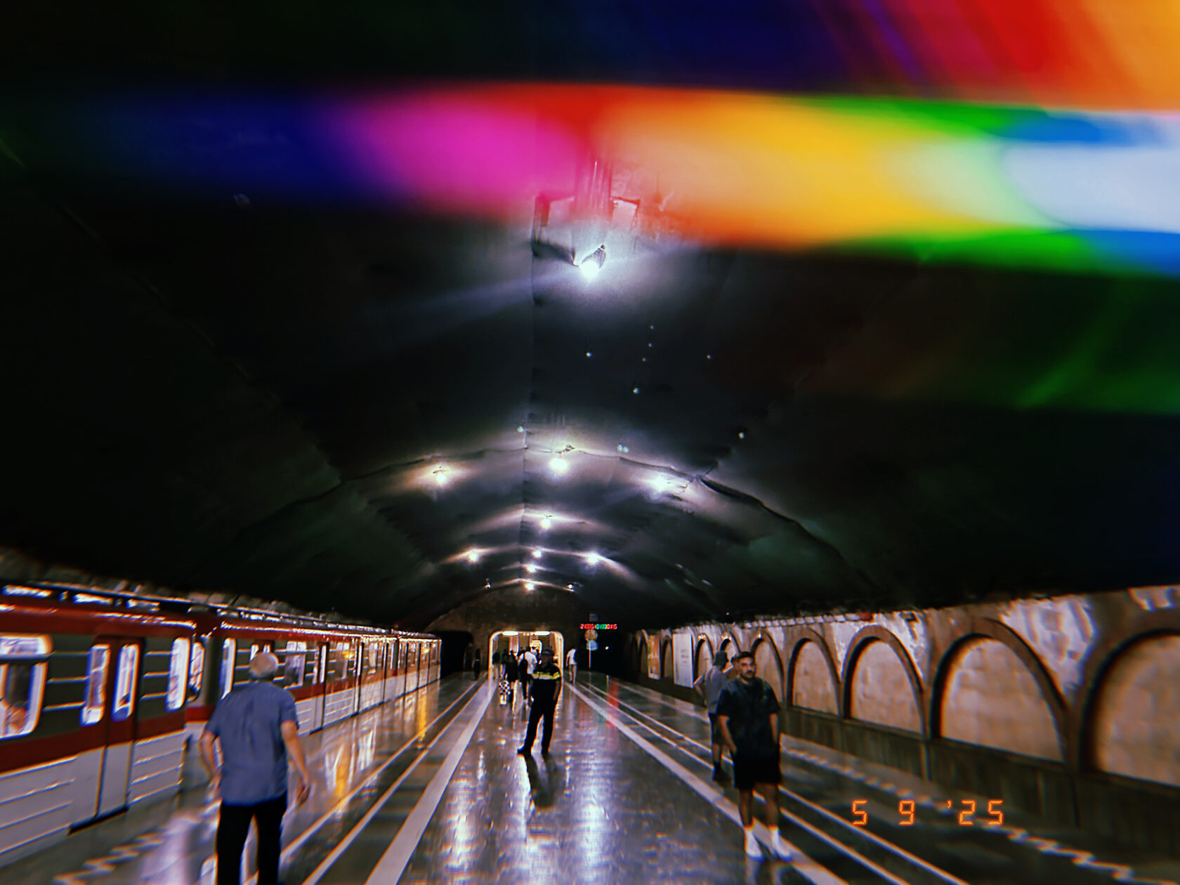 Станция тбилисского метро с цветными бликами под потолком