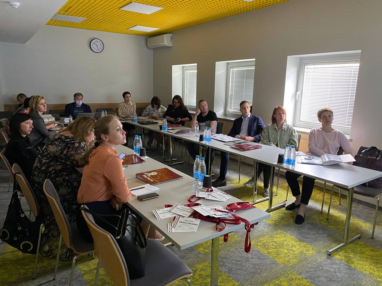 People listen attentively to the GMP+ lecturer 