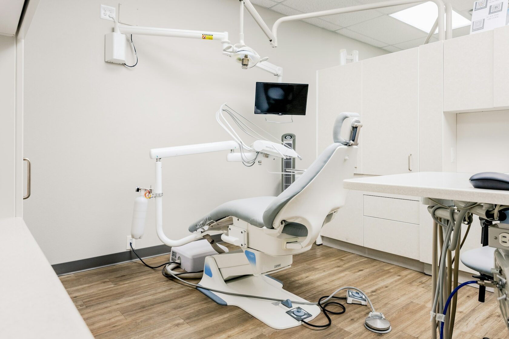 Odontologijos klinikos „ViLiuR“ gydytojas šiuolaikiškame, šviesiame interjere