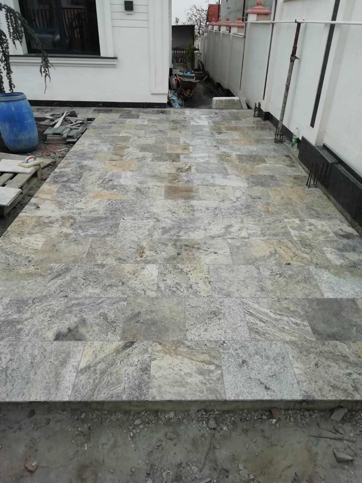 Pavaj din travertin Silver Gray pentru curte și terasă din piatră naturală