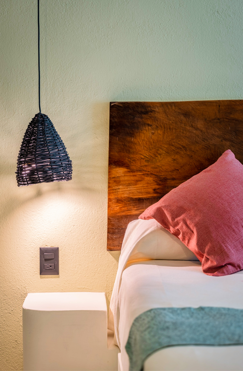 Hotel Bindani lampara artesanal y cabecera