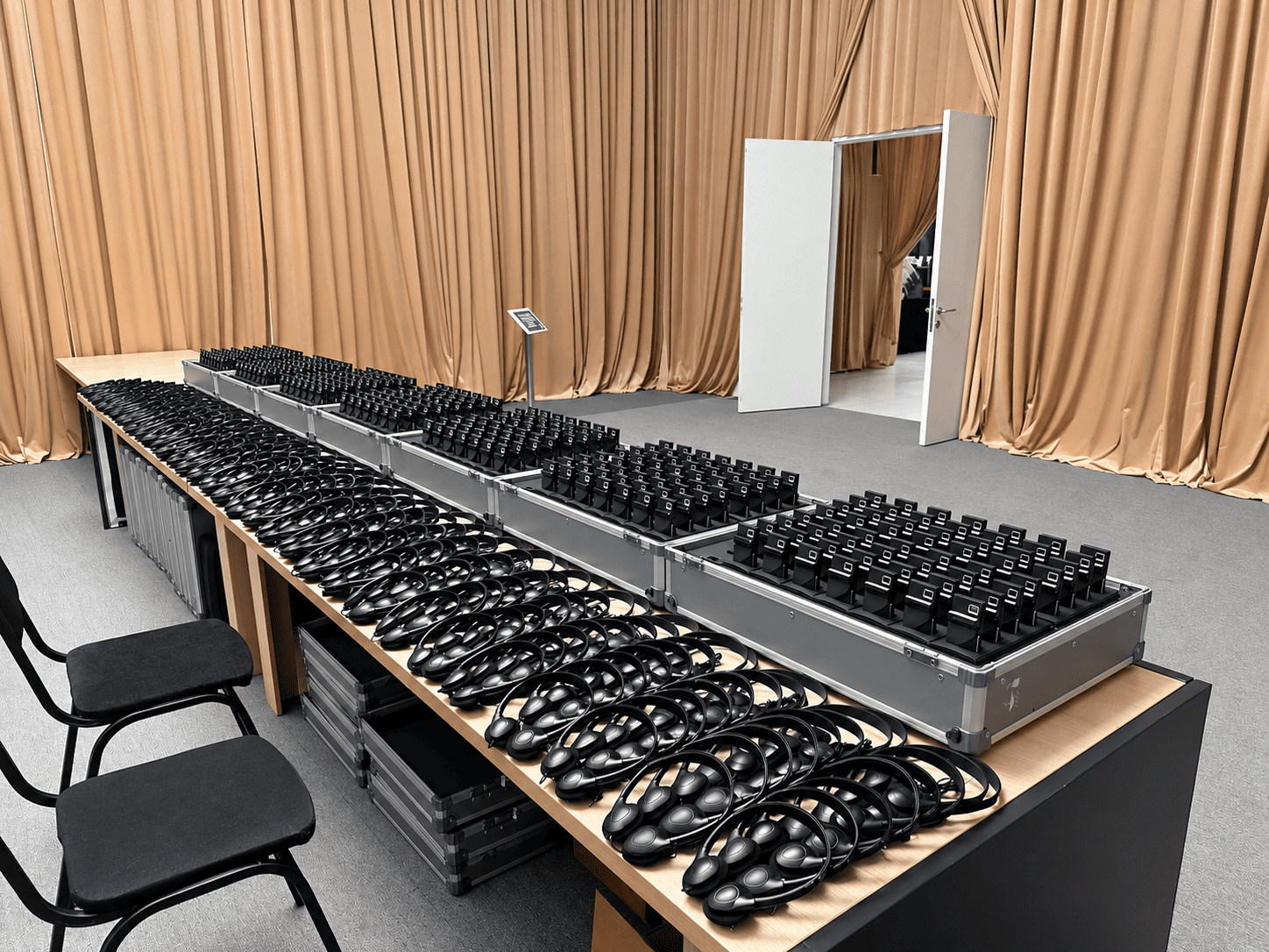Simultaneous interpretation booth