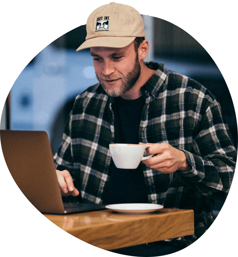 Erwin Dijksman aan het werk achter zijn laptop