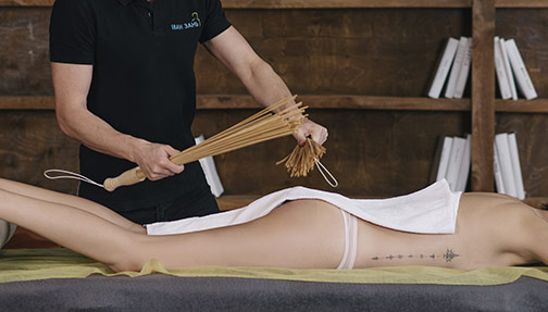 Антицеллюлитный массаж бамбуковыми вениками женщине