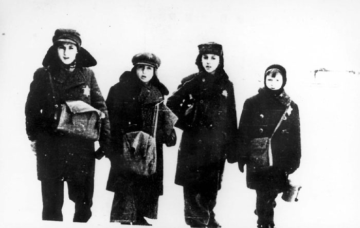 Дети, отмеченные жёлтыми звездами, по дороге в школу. Виленское гетто 