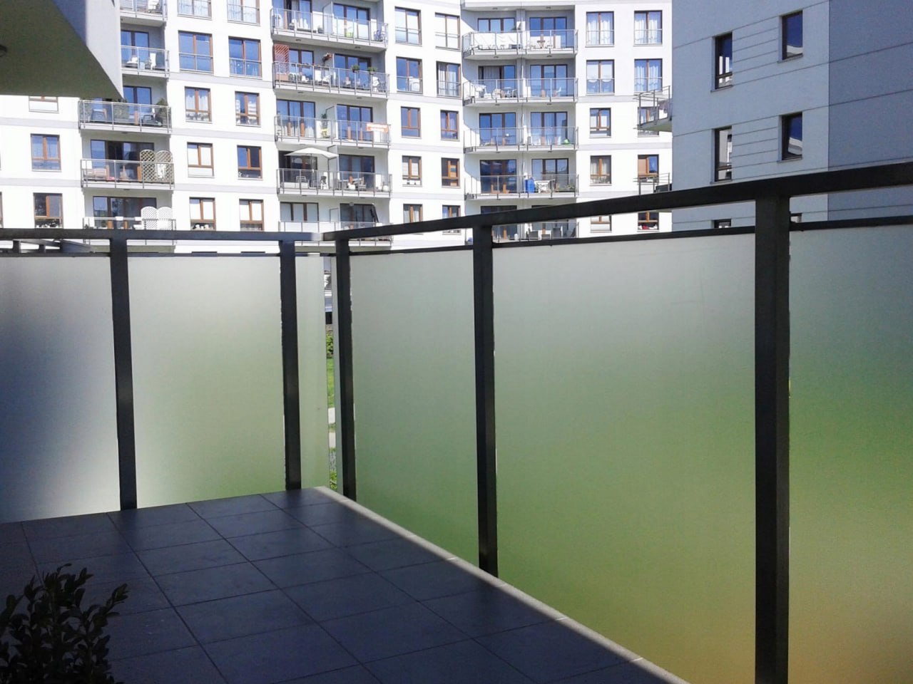 Кейс монтажу матової плівки на двері або вікно