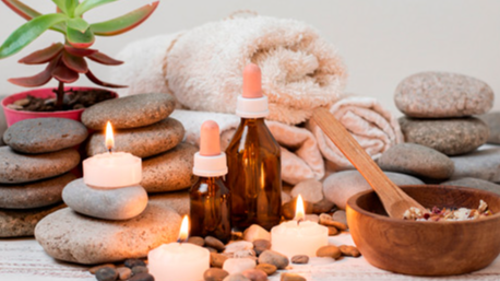 Композиция из свечей, камней,бутылочек, полотенец