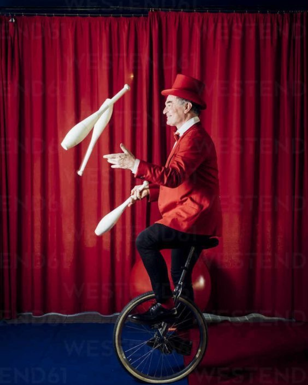 Артист жонглёр на сцене в шоу Carnival Magic на Пхукете