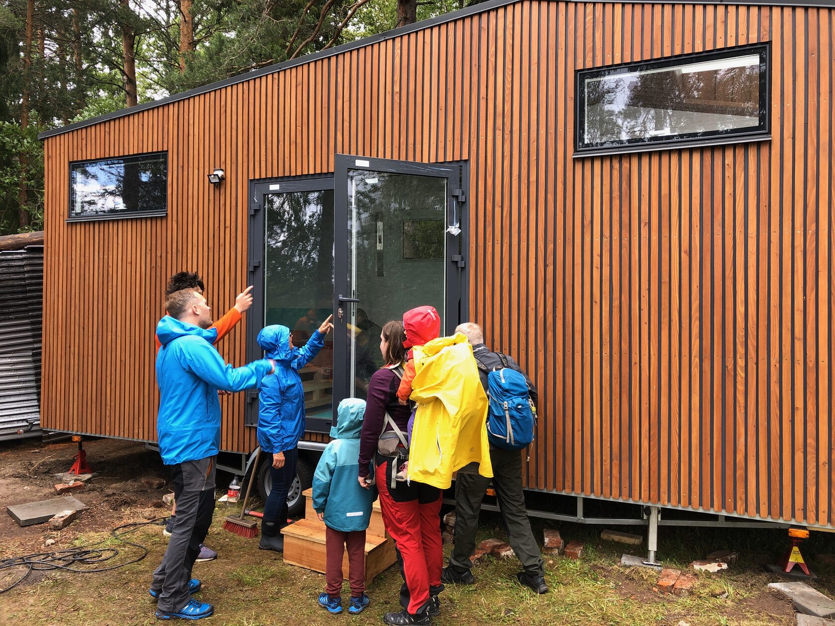 Будинок на колесах з модриновою рейкою