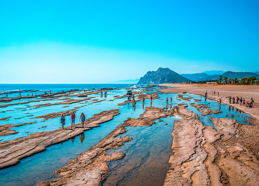 Бассейны пляжа Кору