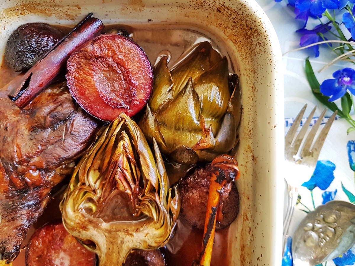 Гусиные окорочка с артишоками и сливами в белом вине