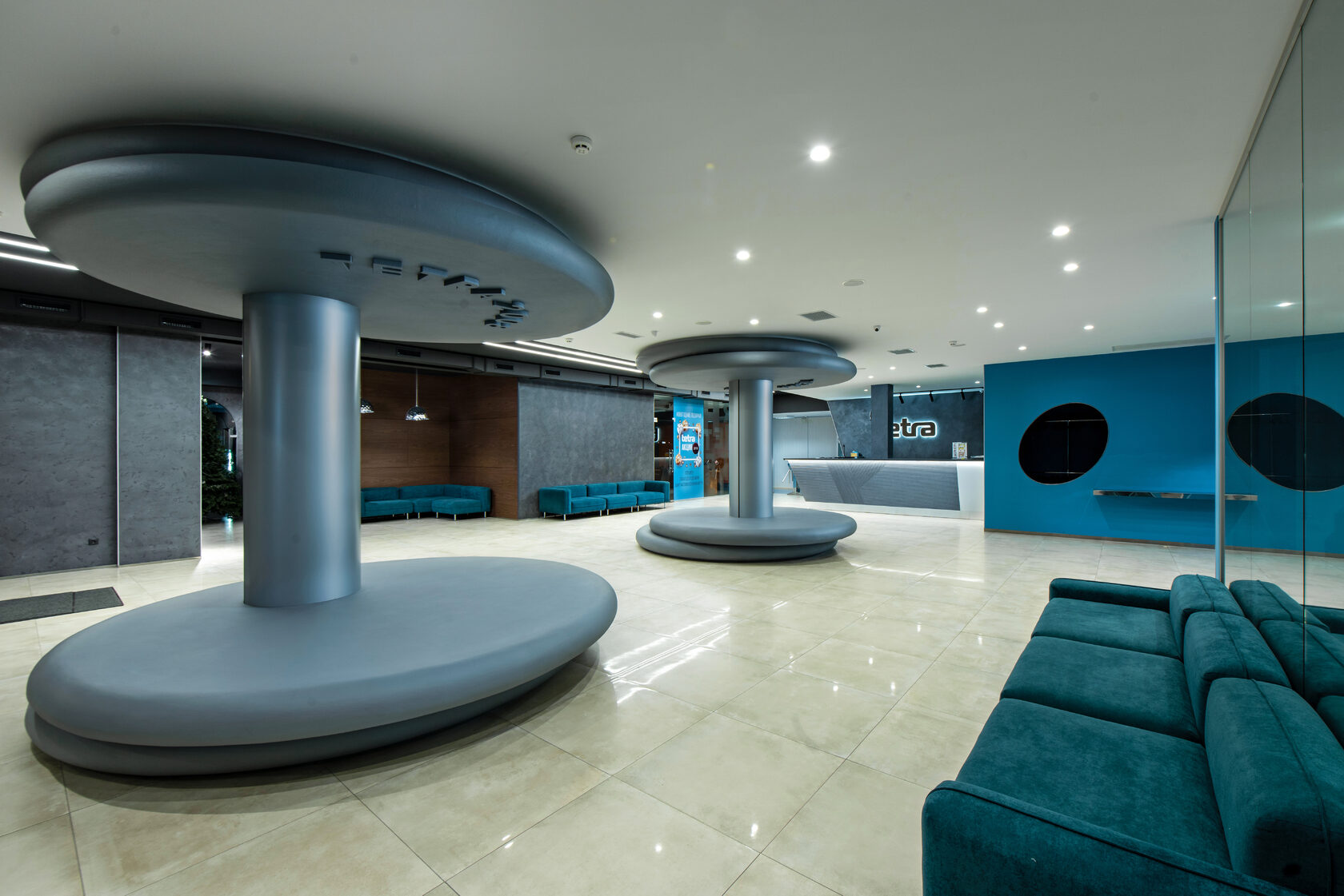 Күйеуі резеңке қуыршақты трахает, ал әйелі бақылап, жасырын мастурбация жасайды.