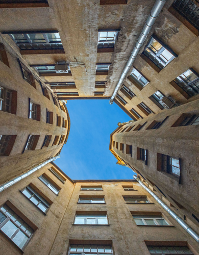 Вид на небо из двора-колодца в Петербурге