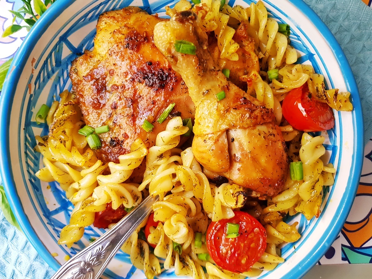 Курица, запеченная в рукаве в духовке — рецепт с фото пошагово