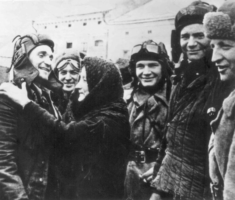 Население Черновцов встречает Красную Армию. Март 1944 года