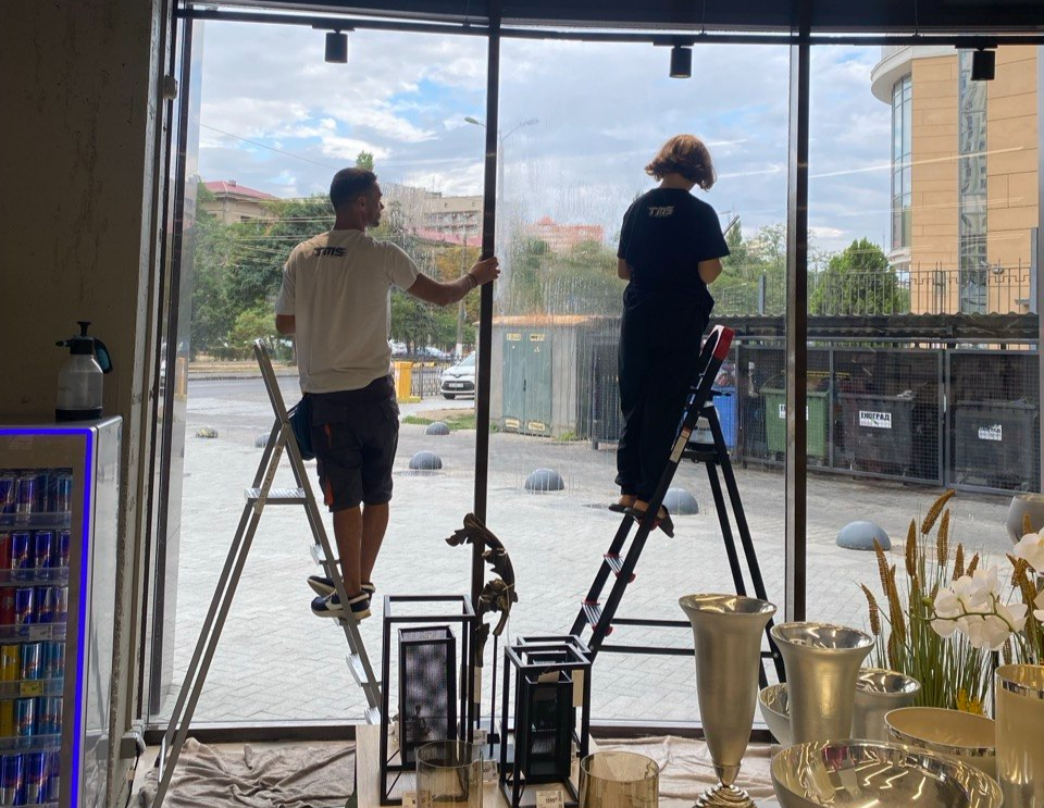 UV-плівка на вікнах у магазині для захисту декору від вигорання