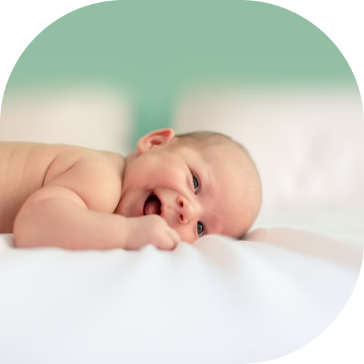 Новорожденный ребенок улыбается