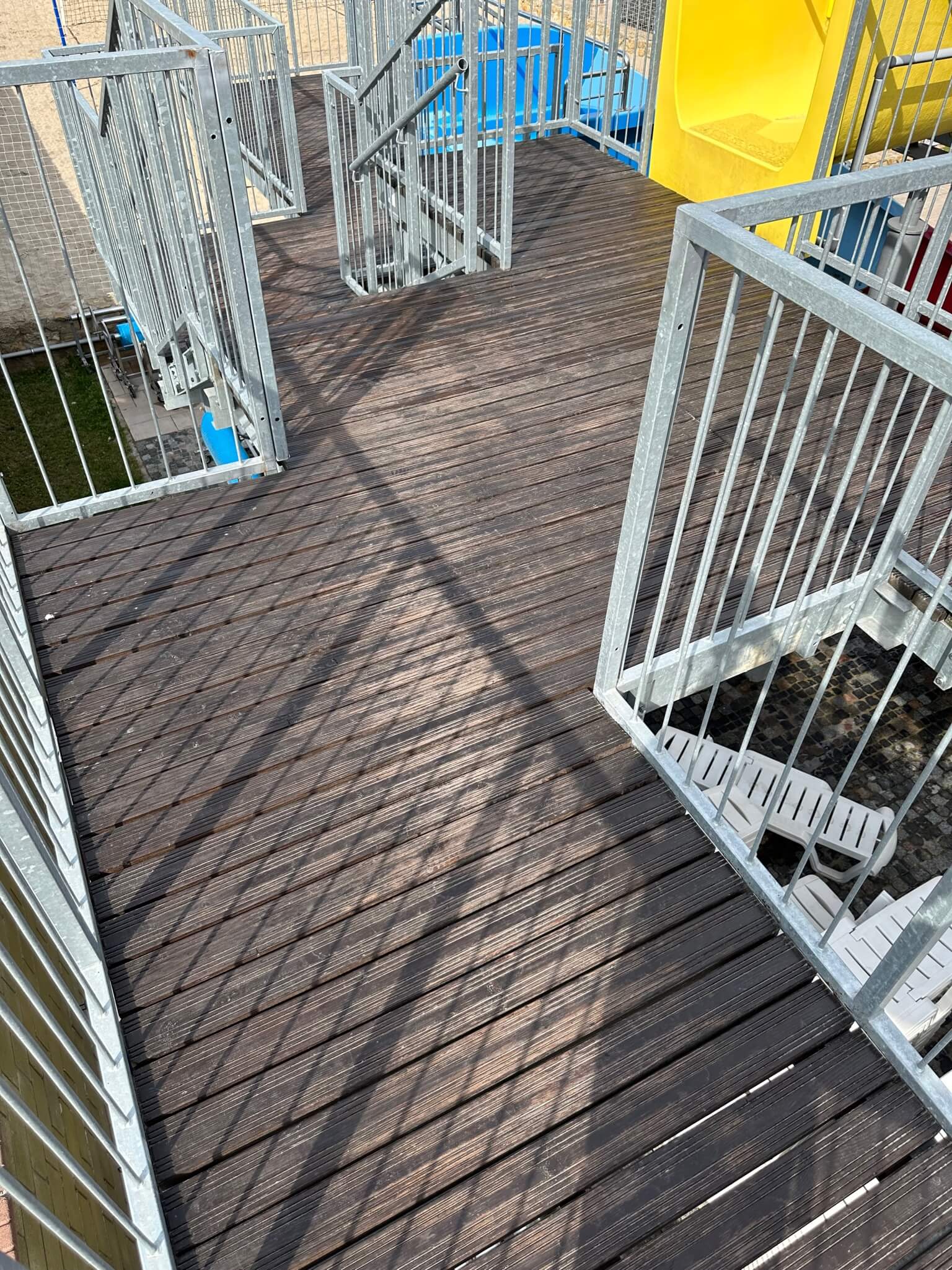 Доріжка з модрини