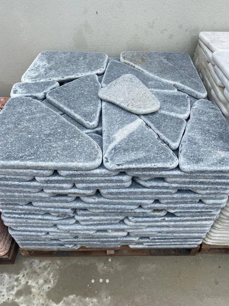 Piatra scăpiată marmură – dale și pietriș decorativ pentru exterior