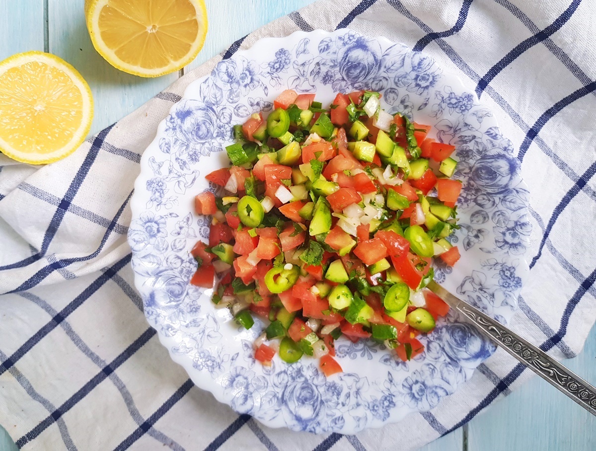 Рецепт салата из помидоров и огурцов с репчатым луком как в детском саду | Меню недели