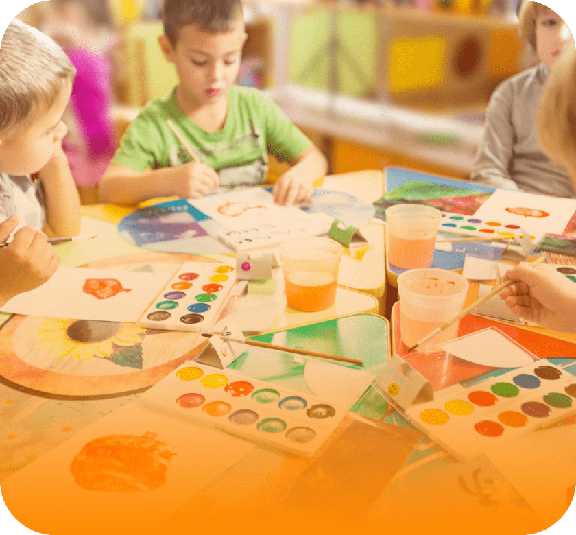 группа детей рисуют красками в детском саду