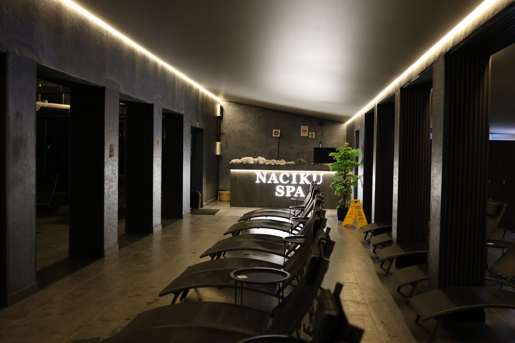 Басейн у готелі Буковель зі SPA
