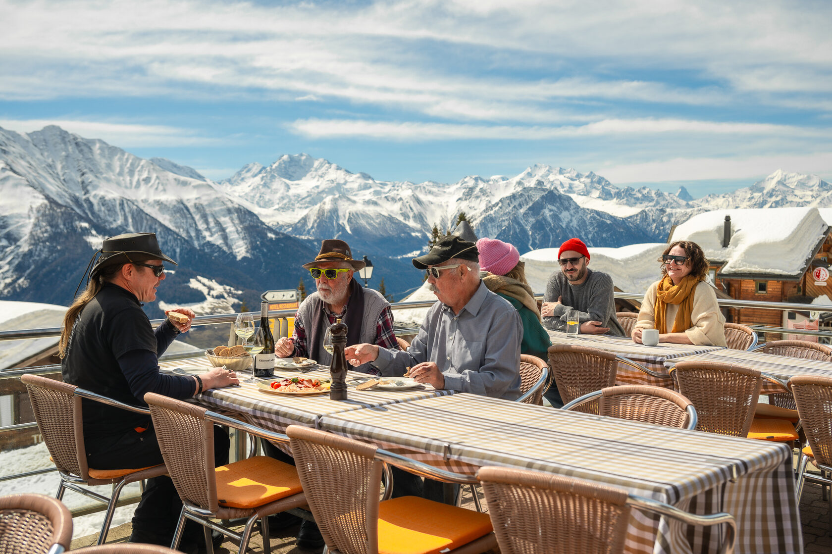 Alpfrieden Gäste auf der Terrasse