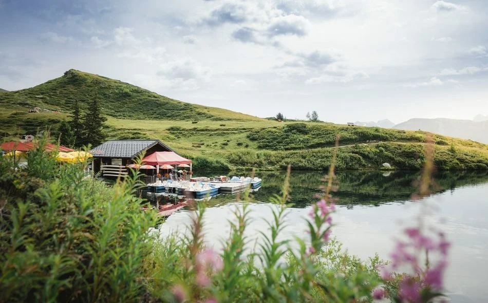 Familie wandert am Bettmersee
