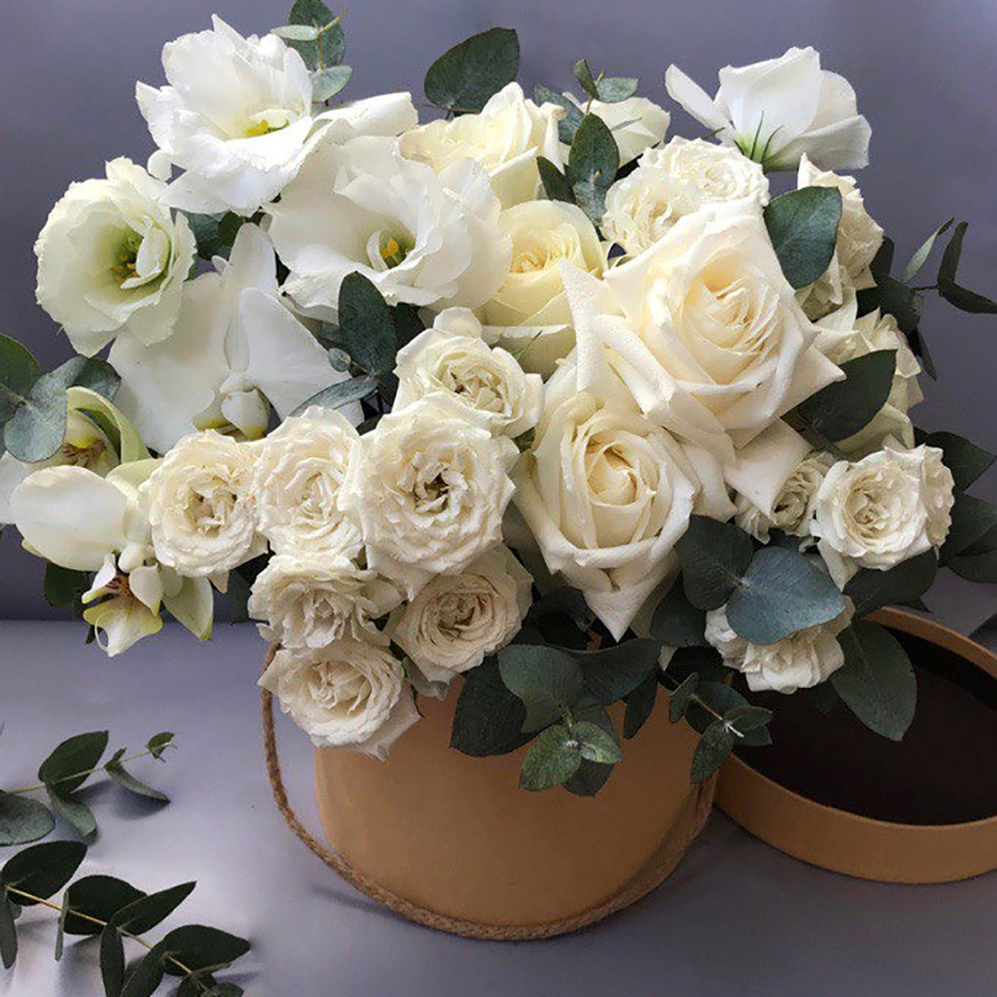 Белоснежка - букет с белыми сортовыми розами в коробке.